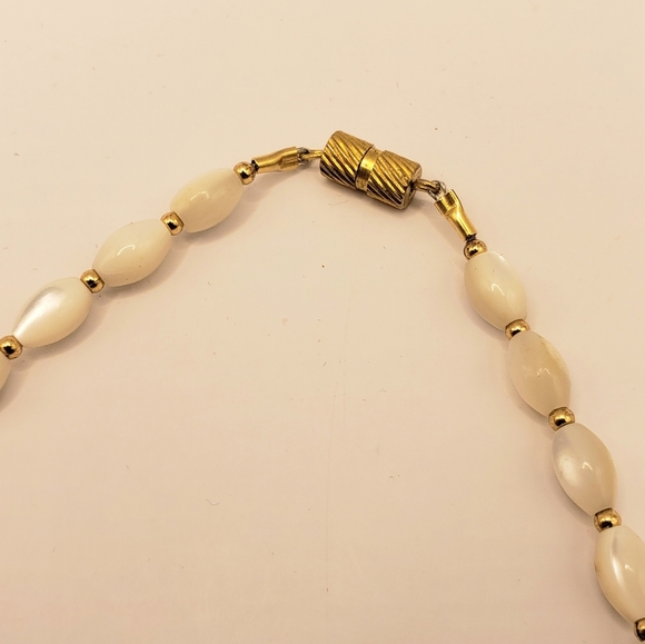 Very Pretty Mother of Pearl Oval Beaded Necklace With Rose and Jade Beads - Picture 4 of 9